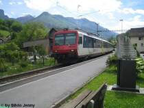 Der RBDe 560 026-7 ''Versoix'' fuhr am 25.5.06 als RE 3978 ''Glarner Sprinter'' in Mitl�di ein. Der planm�ssige RBDe 560 mit GS-Anstrich fiel an diesem Tag aus, und wurde durch einen gew�hnlichen Triebwagen ersetzt. 