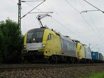 ES 64 U2-044 mit abgeb�gelter Schwesterlok, beide von der Firma  boxXpress  und einem G�terzug zwischen Osterhofen und Girching am 25.04.2006