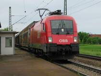 1116 162 mit einem gemischten G�terzug in Girching. 25.04.2006
