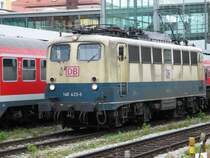 Wohl eine der letzten noch ozeanblau-beige lackierten 140er, n�mlich 140 423 mit einem gemischten G�terzug auf dem Durchfahrtsgleis des Regensburger Hbf. 25.05.2006