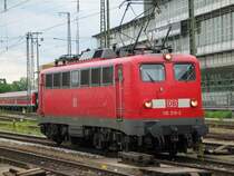 110 210 beim Umsetzen auf dem Durchfahrtsgleis im Regensburger Hbf. 25.05.2006