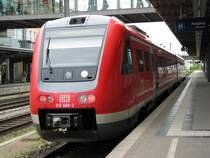 612 669 als RE aus Hof kommend endet hier in Regensburg und wird gleich auf das Abstellgleis rangiert werden. 25.04.2006