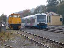 Bahnhof Weissach im Herbst 2005.
Zwar hat der Weissacher Bahnhof kaum noch Bedeutung im Personennahverkehr, jedoch sind hier oft auch exotische Fahrzeuge anzutreffen, die in der Werkstatt gewartet werden. Hier eine Diesellok der BCB neben einem Regioshuttle.