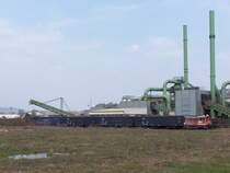 Werklok 2 des Schrotth�ndlers Theo Steil, ehemalige 335 055, rangiert am 19.04.06 im Trierer Hafen.