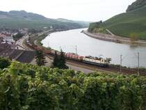 Mit einem G�terzug aus Apach ist die letzte blau/beige 181, 181 211  Lorraine , am 10.09.05 am Obermoselufer bei Nittel unterwegs.