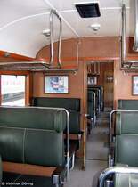 Blick in das Wageninnere von 830 224. Die Einrichtungen zeigen den gut erhaltenen Charme der 60er Jahre (Leuchten, geflochtene Gep�cknetze usw.)
