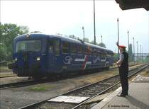 Ein 686 (ex ETA 515) als VT 42 der Hochwaldbahn unterwegs für die Sächsisch Böhmische Eisenbahn auf der  Mandaubahn  Seifhennersdorf - Zittau bei Durchfahrt in Varnsdorf (Warnsdorf) mit grüßendem tschechischen Bahnhofsvorsteher - 18.5.2006
