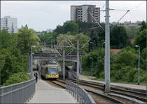Berg- und Talstrecke - 

... der Karlsruher Linie 1 nach Oberreut an der Bannwaldbrücke. Im Hintergrund die Haltestelle die Haltestelle Hardecksiedlung. 

24.11.2006 (M)