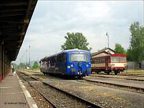 Ein 686 (ex ETA 515) als VT 42 der Hochwaldbahn unterwegs für die Sächsisch Böhmische Eisenbahn auf der  Mandaubahn  Seifhennersdorf - Zittau bei Durchfahrt in Varnsdorf (Warnsdorf), im Hintergrund ein 810er Beiwagen der CD  - 18.5.2006
