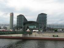 Der Hauptbahnhof vom S�den gesehen, links der Abzugschacht von dem Parkhaus und B96, daneben 1 B�roturm, die Empfangshalle und der 2. B�roturm.