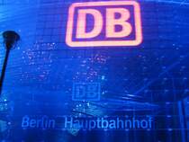 Der Eingang S�d von unserem neuen Hauptbahnhof erstrahlt in blau und die Leuchtr�hren zeigen das DB Logo. Mit zu sehen ein kleines Feuerwerk.
