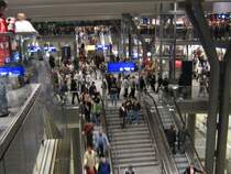 Blick von der 1. Etage in das Innere des Bahnhofes, zu diesem Zeitpunkt war der Bahnhof 1 h f�r die �ffentlichkeit zug�nglich.