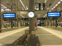  Herzlich Willkommen im Hauptbahnhof  steht auf den Zielanzeigern von Gleis 5 + 6. Um 23:12 am 26.05. Es war sch�n als einer der ersten den Bahnhof zu betreten, da war er noch sch�n leer und man konnte sich frei bewegen.