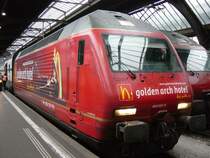 SBB Re 460 037-5 Werbelok  golden arch hotel  am 28.12.02 in Z�rich HB