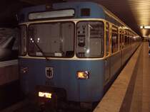 Station Olimpiazentrum. An diesem Sonntag ist sehr viel los in diesem Bahnhof, denn es hat das neue Sealife im Olimpiapark ge�ffnet. Bis zu 4 Stunden Wartezeit f�r eine Eintrittskarte!!!