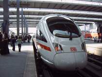 Ein sehr sauberer ICE-T im M�nchener Hbf am 12.4.2006. 