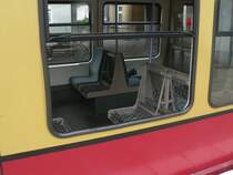 Der ganz normale Wahnsinn. 480 531-3 nach einer Nachtfahrt Richtung Erkner (erkennbar an den neben der Strecke liegenden Scheiben). Das Heraustreten von Fensterscheiben gleicht einem russischen Roulette, da die T�ter die Strecke nicht einsehen k�nnen. Vor einigen Jahren verlor in der Berliner U-Bahn auf diese Weise ein junger Mann seine Beine. 27.5.06