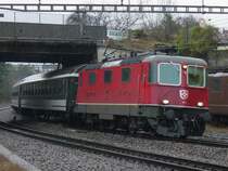 SBB Re 4/4 II vor dem D 2574 Z�rich HB-Schaffhausen am 28.12.02 in Glattbrugg