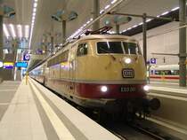 Die E03 001 bei der Fahrzeugausstellung im neuen Berliner Hbf.Aufgenommen am 27.05.06