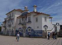 Bahnhof Aveiro an der Strecke Porto - Lissabon im Mai 2006, ein sch�nes Kulturgut sind die Kachelbilder an vielen Bahnh�fen.