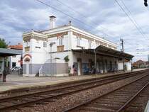 Bahnhof Granja an der Costa Verde, ca. 20 km s�dlich von Porto im Mai 2006. Die meisten portugisischen Bahnh�fe sehen gut gepflegt aus, und bei uns im  reichen  Deutschland ?