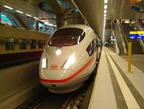 Nocheinmal ein extra Gru� an den TF, der extra das Fernlicht eingeschaltet hatte. Berlin HBF am Tag der offenen T�r, 27.05.2006