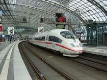 Und hier noch der etwas ausgebleichte ICE3 403 006 im Berliner HBF am 270.5.2006
