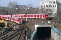 Die S21 Richtung Elbgaustra�e und die S31 Richtung Harburg-Rathaus begegnen sich auf dem Gleisvorfeld des Hamburger Hauptbahnhofs.