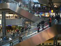 Reger Betrieb herrschte an diesem Samstag im neuen Bahnhof. Und das, obwohl der Fernverkehr erst am 28.5. die neue Nord-S�d-Verbindung nutzt. Einmalige Architektur und viele Gesch�fte (um die 80, t�glich bis 22:00 ge�ffnet) werden aber wohl auch zuk�nftig nicht nur Reisende anlocken. 27.5.06