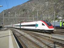 Auch f�r den IC 812 wurde ein Entlastungszug (RABDe 500 028) eingesetzt. Im Bild bei Einfahrt in Brig, 31.03.2012.