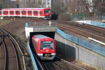 S1 Richtung Poppenb�ttel und S3 Richtung Pinneberg begegnen sich im Gleisvorfeld des Hamburger Hauptbahnhofs.