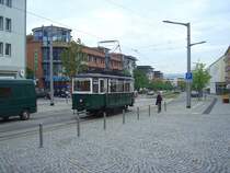 TW 23 (Baujahr 1934) war von 1934 bis 1970 im planm��igen Liniendienst Nordhausens anzutreffen.Danach wurde er als ATW umgebaut und 1986/1987 erfolgte der Neuaufbau als Traditionswagen. Hier am 07.07.2005 in H�he Rathaus/Kornmarkt.