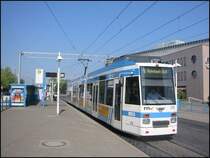 Hier sieht man die Stra�enbahn-Haltestelle beim Hauptbahnhof in Heidelberg. Triebwagen 270, eingesetzt auf der Linie 4 nach Rohrbach S�d, verl�sst am 11.05.2006 gerade diese Haltestelle.