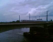 hier ist ein ice - t kommend von dresden neustadt nach dresden hbf beim �berqueren der marienbr�cke zu sehen aufgenommen am 27.11.06
