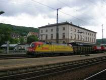 182 009 mit DHL-Werbung durchf�hrt Gem�nden am Main gen Norden. 27.5.06