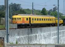 Triebwagen ungekannter Baureihe im Mai 2006 im BW Porto Contumil, wie in vielen L�ndern sind auch in Portugal Fahrzeuge und Ger�te vom Gleisbau gelb lackiert.