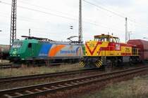 Rail4Chem 185 541 wartet LZ in Gro�korbetha w�hrend MEG 215 mit Kohlependel (Leerpark) durch den Bahnhof eilt (10.04.2006)