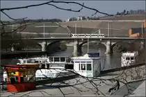 Über den Main - 

Blick vom Kranenkai zur Friedensbrücke in Würzburg. Diese Brücke wurde zugunsten eines eigen Bahnkörpers der Straßenbahn verbreitert. Vorher blieb die Bahn hier regelmäßig im Stau stecken. 

25.02.2006 (M)