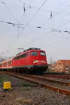 Am 3.4.2012 trifft die 110 449-6 mit einem RE4-Verst�rkerzug in Rheydt Hbf ein....