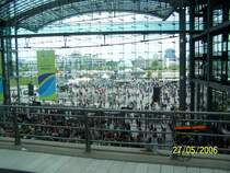 Eine Aussicht aus dem neuen Berliner Hauptbahnhof in Richtung Reichstag.