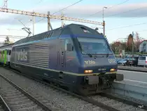 bls - 465 002-4 im Bahnhof Ins am Morgen des 30.03.2012