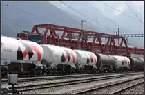 RE1245 mit Ge 4/4 II 617  Ilanz  �berquert die SBB Geleise bei Untervaz-Trimmis. (29.03.2012)