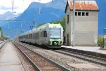 Die RABe 535 109 und 113  L�tschberger  der BLS fahren gemeinsam als RE nach Bern, hier bei der Einfahrt in den Bahnhof Ausserberg am 26. Juli 2011.