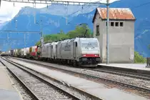 185 581-6 und eine weitere 185'er von Crossrail sind mit einem G�terzug auf der BLS-S�drampe in Richtung Norden unterwegs, hier beim Bahnhof von Ausserberg; 26. Juli 2011.