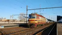 240 003-4 mit einem Kesselzug durchf�hrt Bahnhof Bratislava-Nov� Mesto/Pre�burg-Neustadt; 27.02.2012
