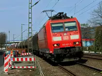 So nah kann man die Z�ge auf der rechten Rheinstrecke erleben, 185 021-3 f�hrt mit einem gemischten G�terzug Richtung S�den durch K�nigswinter.