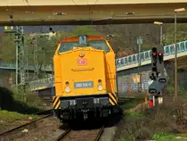 203 316-5 am 03.04.2012 mit einem EM-SAT Gleisvormesstriebwagen am Haken bei der Durchfahrt auf der rechten Rheinstrecke in Bad-Honnef. 