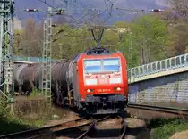 185 075-9 DB kommt durch Bad-Honnef mit einem gemischten G�terzug aus Richtung K�ln und f�hrt in Richtung S�den bei sch�nem Sonnenschein am 3.4.2012.