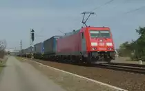 185 403-3 (Green Cargo) ist mit einem LKW Walter KLV am 03.04.2012 bie Wiesental

