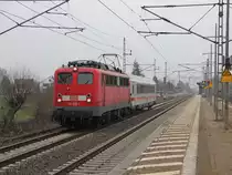 115 205-7 mit Pbz oder dem k�rzesten IC Deutschlands in Fahrtrichtung Wunstorf. Aufgenommen am 17.03.2012 in Dedensen-G�mmer.